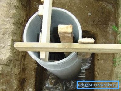 Az azbesztcement csövek egy jó zsaluzat a pólusok számára. Az azbesztcement csövek jó alátétek a pólusok számára.