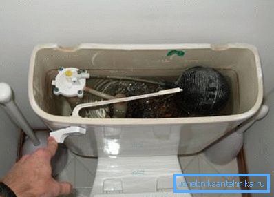 Tartály és eszköz a WC öblítéséhez.