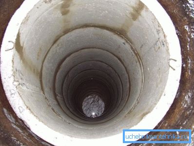 Betongyűrűk egy kút tengelyére leeresztve Betongyűrűk egy kút tengelyére leeresztve