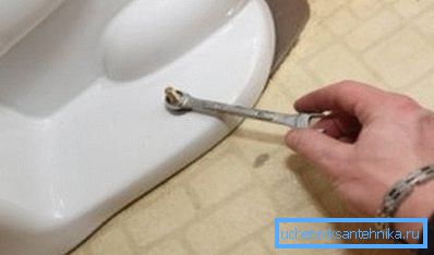 Csavarozással. Csavarozással.