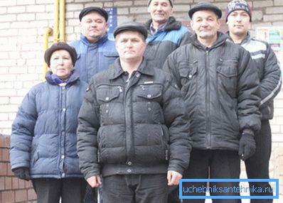 A lakatosok és kézművesek készen állnak. A lakatosok és kézművesek készen állnak.