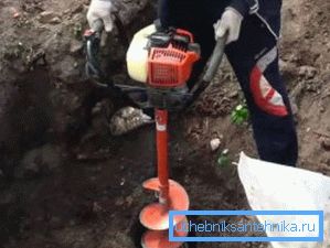 A fúrógép a benzinmotorral.
