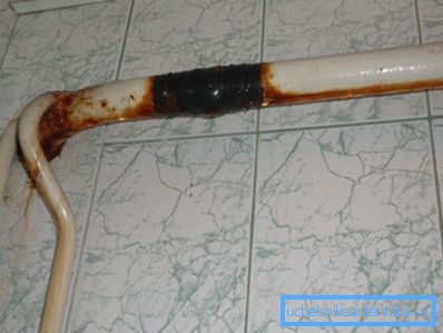 A túlzott kondenzáció rozsdásodik a cső felületén. A túlzott kondenzáció rozsdásodik a cső felületén.