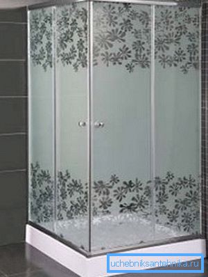 A 90x90 cm-es öntöttvas zuhanytálcák lehetővé teszik a helyiség takarítását A 90x90 cm-es öntöttvas zuhanytálcák lehetővé teszik a helyiség takarítását