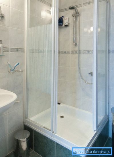Az öntöttvas raklapokat leggyakrabban egy állványra vagy résszel szerelik fel