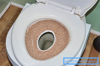 Egy kis lyukat készítünk a műanyagból.