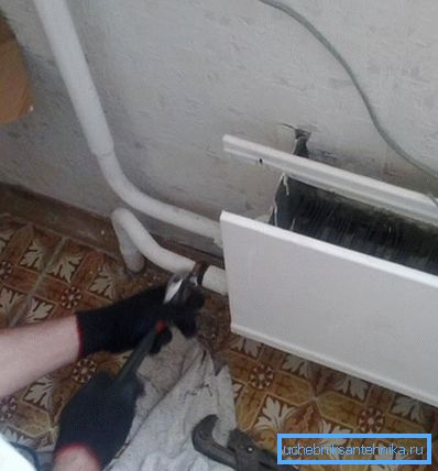 A régi radiátor leszerelése kulcsokkal