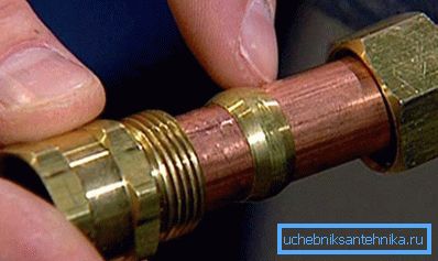 A tömörítő szerelvények hideg csatlakozásokhoz használhatók. A tömörítő szerelvények hideg csatlakozásokhoz használhatók.