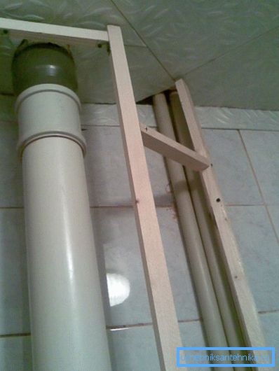 A keret és a megfelelő fadarab építéséhez csak nedvességálló anyag kezelésére van szükség