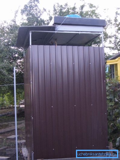 Zuhanykabin a dákán