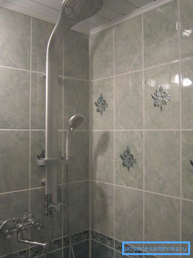 Zuhanyzó rendszer esőzuhannyal és keverővel a lakásban Zuhanyzó rendszer esőzuhannyal és keverővel a lakásban