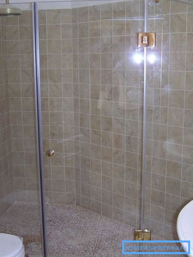 A triplex ajtók jó biztonsági résszel rendelkeznek, és nincs szükségük keretre A triplex ajtók jó biztonsági résszel rendelkeznek, és nincs szükségük keretre