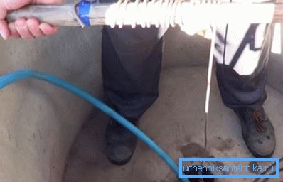 A rögzített vibrációs pumpa felfelé és lefelé mozgatásával keverje össze az iszapot alul