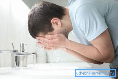 Működtető csaptelep a fürdőszobában Működtető csaptelep a fürdőszobában