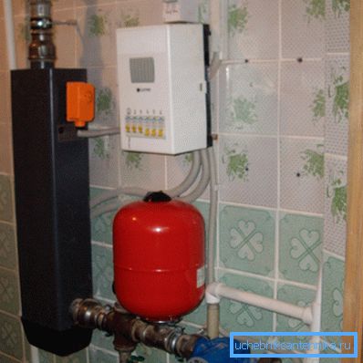 Az elektromos kazánok szinte mindig falra szerelhető berendezések, ugyanakkor a legkisebb méretűek. Az elektromos kazánok szinte mindig falra szerelhető berendezések, ugyanakkor a legkisebb méretűek.
