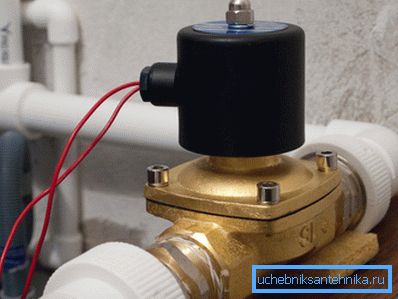 Elektromos vízcsap a vízellátó csövön Elektromos vízcsap a vízellátó csövön