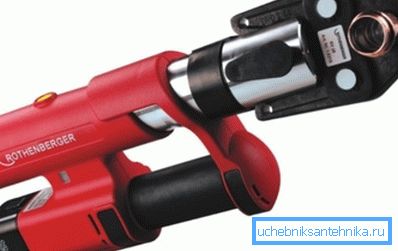 Elektrohidraulikus eszköz rögzített hüvellyel Elektrohidraulikus eszköz rögzített hüvellyel
