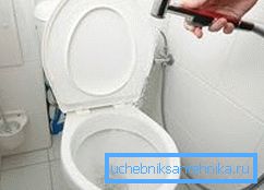 Egy másik érdekes megoldás a mini zuhanyzó bidé készítése, a mosdókagylóhoz csatlakoztatható, és további eyeliner kommunikáció nem szükséges Egy másik érdekes megoldás a mini zuhanyzó bidé készítése, a mosdókagylóhoz csatlakoztatható, és további eyeliner kommunikáció nem szükséges