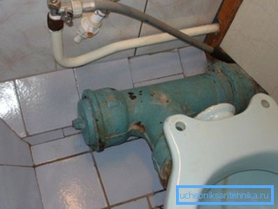 Ha a tartály teljes tömege vízzel a WC-k füleire esik, akkor előbb-utóbb természetes fináléhoz vezet.