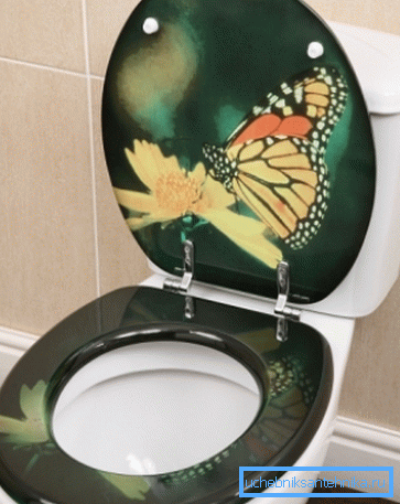 Esztétikus WC-fedél, pillangó mintával díszítve