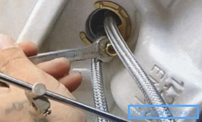 Az eszköz rögzítése csapjal és anyával