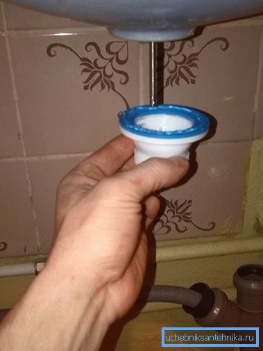 A vízelvezető rács rögzítése. fénykép A vízelvezető rács rögzítése. fénykép