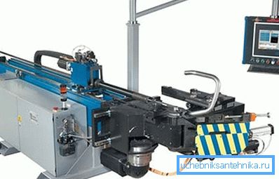 Fénykép tüskés hajlítóval programvezérléssel Fénykép tüskés hajlítóval programvezérléssel