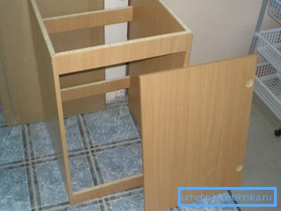 Fotó a keret előtt lóg a homlokzat Fotó a keret előtt lóg a homlokzat