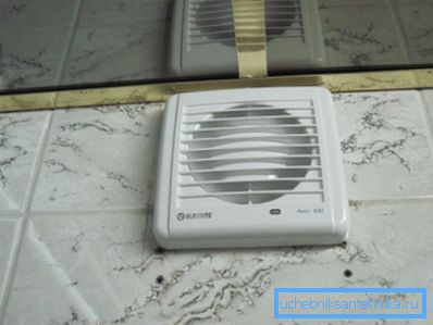 A ventilátor beépített szobája a fürdőszobában A ventilátor beépített szobája a fürdőszobában