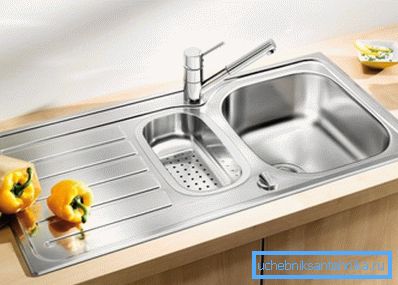 Funkcionális felületi mosás két tálcával és felület a vízáramhoz. Funkcionális felületi mosás két tálcával és felület a vízáramhoz.