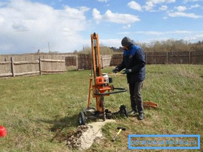 A víztárolók szintjének geológiai felmérése magánterületen fúrással.