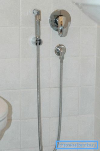 A falba beépített higiénikus zuhany gyakorlatilag nem foglal helyet, ami óriási plusz, ha a városi WC-k szűk helyiségeiben