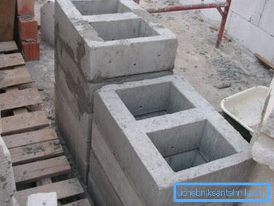 Beépített betonblokkok beépített szellőzőcsatornával. Beépített betonblokkok beépített szellőzőcsatornával.