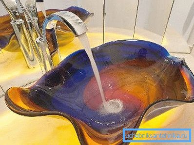 A víz, az üveg és a rájuk eső fény egyszerűen csodálatos. A víz, az üveg és a rájuk eső fény egyszerűen csodálatos.