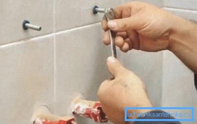 Az utasítás feltételezi, hogy minimális számú rögzítőt kell használni a csuklós polipropilén mosogató szereléséhez.