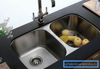 A beépített mosdó egy rozsdamentes acélból egy asztallapból egy mesterséges kőből. A beépített mosdó egy rozsdamentes acélból egy asztallapból egy mesterséges kőből.