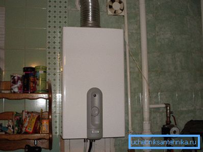 A képen látható, hogy az égéstermékek egy tengelyen keresztül kerülnek kibocsátásra, míg a helyiséget egy másik csatornán át szellőzik.