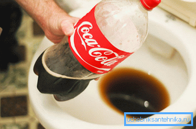 Használja a Coca Cola-t a WC tisztításához.
