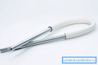 Speciális rugó használata radiális részek gyártásához.