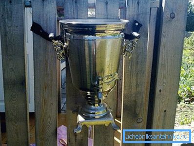 Egy régi samovar használata mosdókagylóhoz. Egy régi samovar használata mosdókagylóhoz.