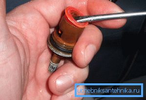 Távolítsa el a csatlakozót a fém tokból
