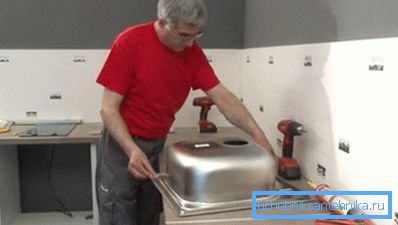 Kiváló minőségű mosogatás a konyhában saját kezűleg