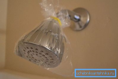 Hogyan tisztítható a zuhanyzó öntöző kátrány a vízkőből, ha nem távolítják el? Öntsük az ecetet a zsákba, és rögzítsük az esőben, hagyjuk 1-2 órát, majd jól öblítsük fel a felületet Hogyan tisztítható a zuhanyzó öntöző kátrány a vízkőből, ha nem távolítják el? Öntsük az ecetet a zsákba, és rögzítsük az esőben, hagyjuk 1-2 órát, majd jól öblítsük fel a felületet