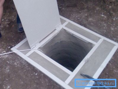 A betonból készült kengyel a nyílással A betonból készült kengyel a nyílással