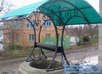 Modern, a tető műanyagból készült, kovácsoltvas tetővel. Modern, a tető műanyagból készült, kovácsoltvas tetővel.