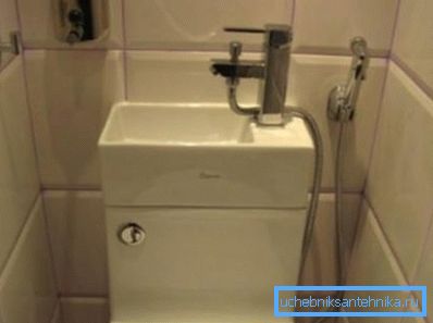 Kompakt mosogató a tartályon zuhanycsatlakozással.