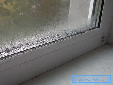 A páralecsapódás az ablakoknál a biztonságos szellőzés biztos jele. A páralecsapódás az ablakoknál a biztonságos szellőzés biztos jele.