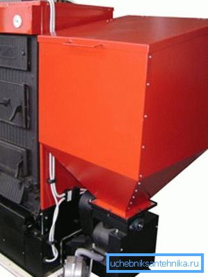A KCM kazán felszerelhető bunkerrel pelletek automatikus etetésére. A KCM kazán felszerelhető bunkerrel pelletek automatikus etetésére.