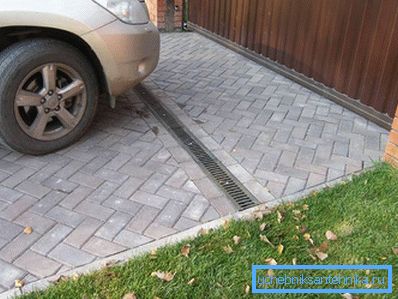 1212 Lineáris vízelvezetés a kapu előtt