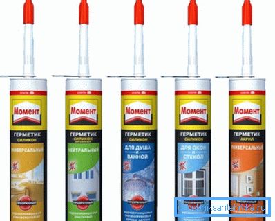 Jobb, ha minőségi tömítőanyagot kapsz a Moment vagy a Ceresit cégtől. Az olcsó vegyületeket a sima felületekhez való rossz tapadás jellemzi.
